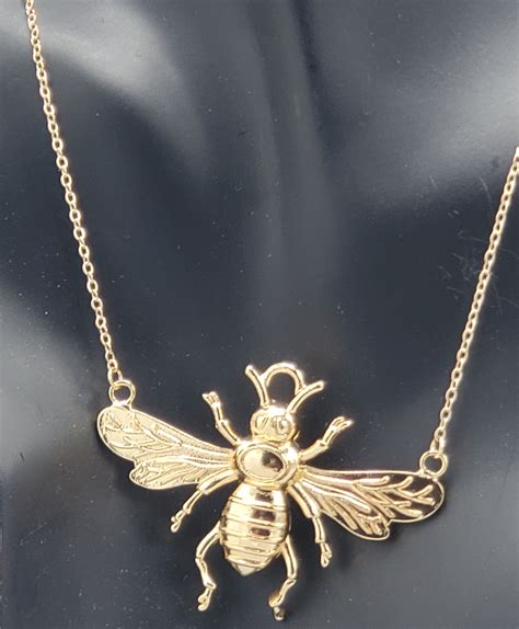 designer bee necklace gucci.